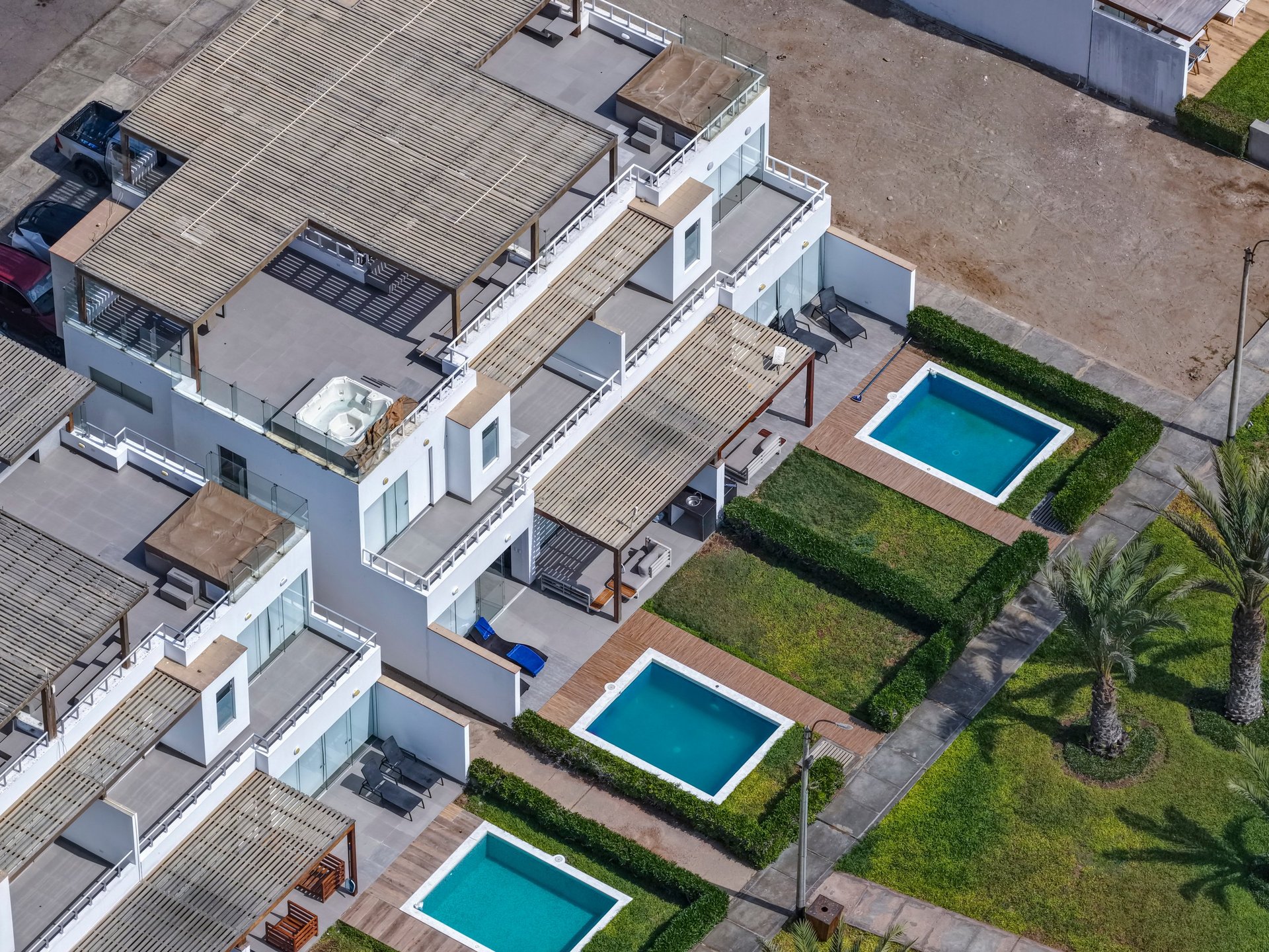 Desarrollo residencial de obra nueva con arquitectura contemporánea, piscina y jardines